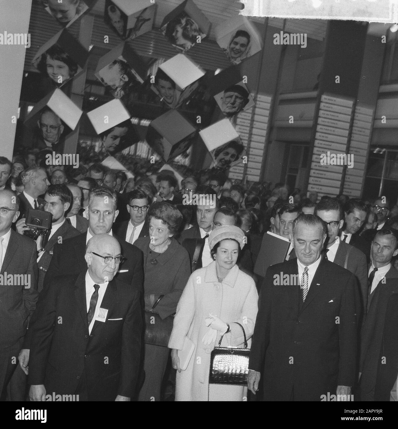 Lyndon Johnson eröffnete die Ausstellung für Ernährung und Landwirtschaft in RAI. Johnson mit Frau Datum: 8. November 1963 Ort: Amsterdam, Noord-Holland Schlagwörter: Frau, Ausstellungen persönlicher Name: Johnson Lyndon Institutionenname: RAI Stockfoto