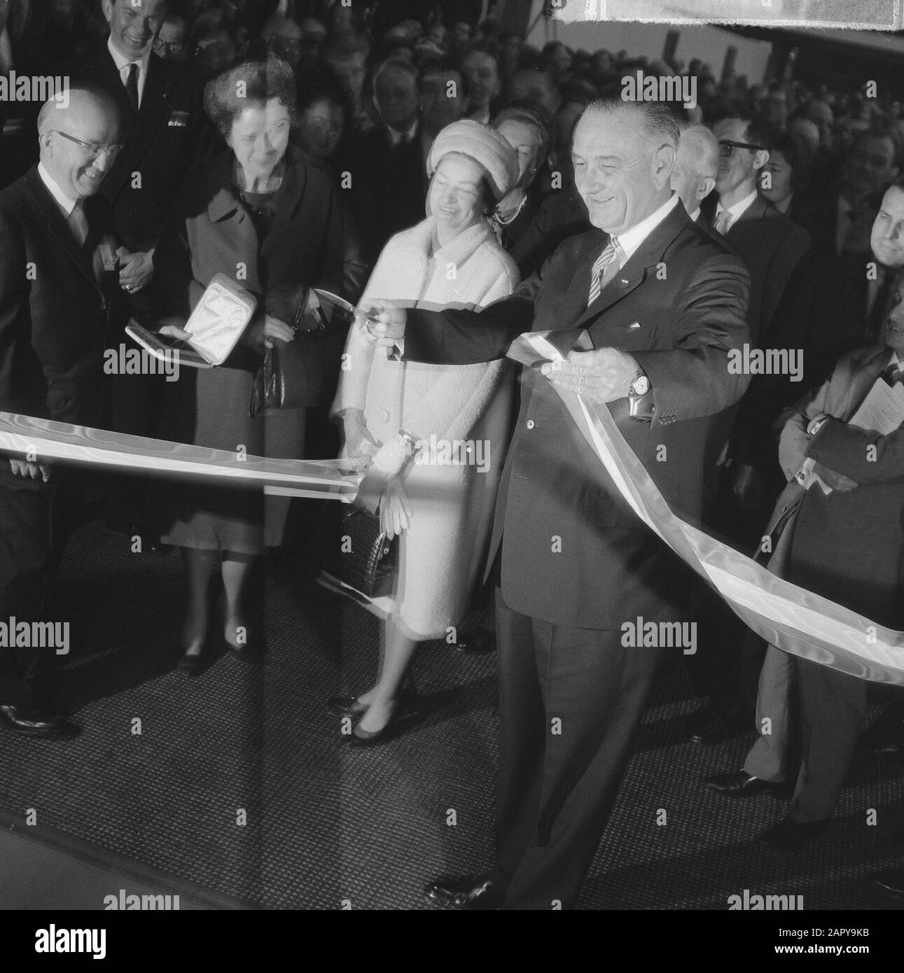 Lyndon Johnson eröffnete die Ausstellung für Ernährung und Landwirtschaft in RAI. Johnson eröffnet Ausstellung mit Band nach dem Cutting Date: 8. November 1963 Ort: Amsterdam, Noord-Holland Schlüsselwörter: Eröffnungen, Ausstellungen persönlicher Name: Johnson Lyndon InstitutionName: RAI Stockfoto