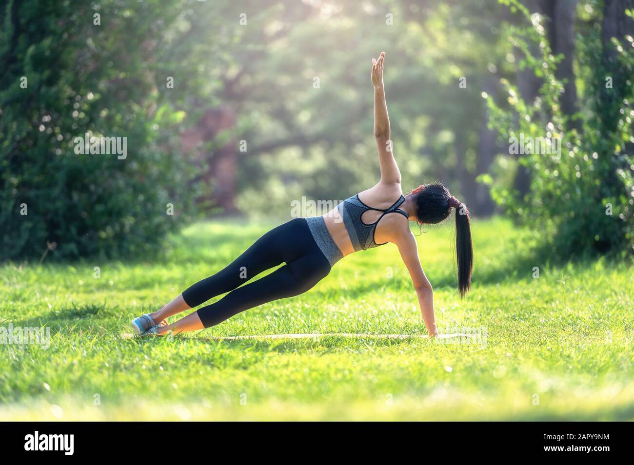 Fitness, Sport Lifestyle-Konzept für Yoga-Übungen auf Matten im Freien Stockfoto