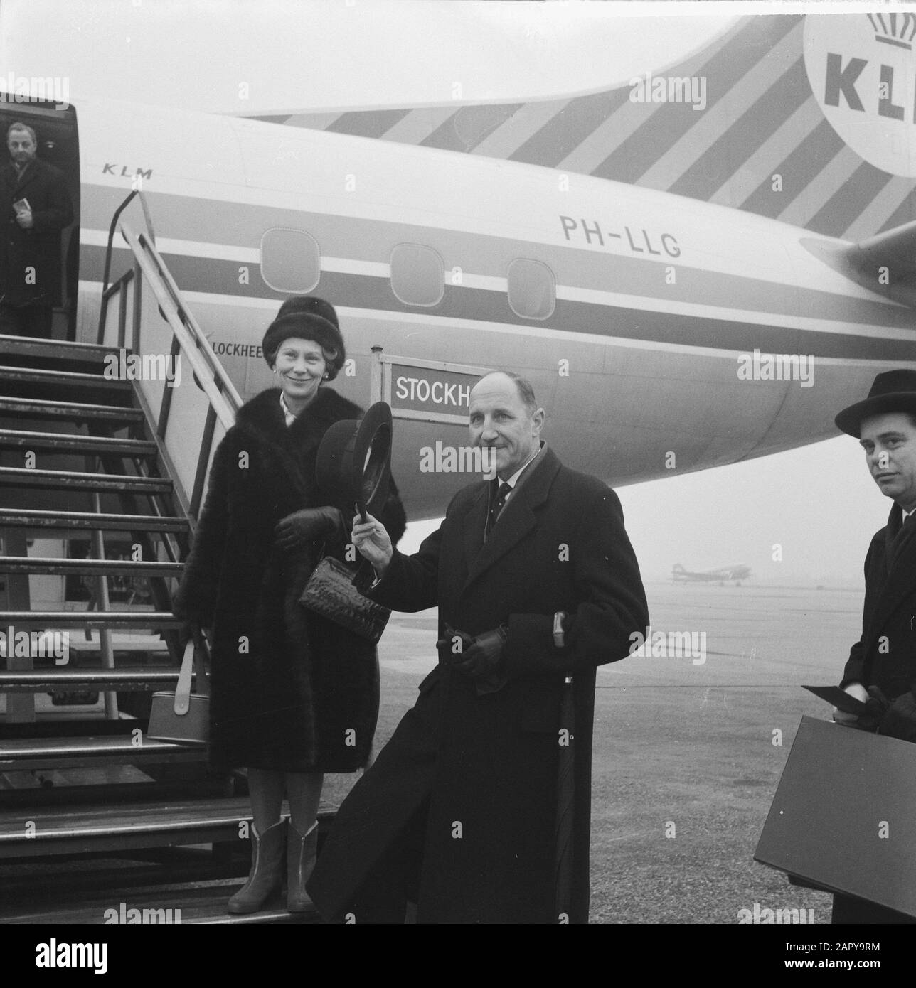 Minister Luns und Frau verließen Kopenhagen zum offiziellen Besuchstermin: 9. Dezember 1963 Schlüsselwörter: Frau, Minister, Flugzeuge Personenname: LUNs, J.A.M. H., Luns, Joseph Stockfoto