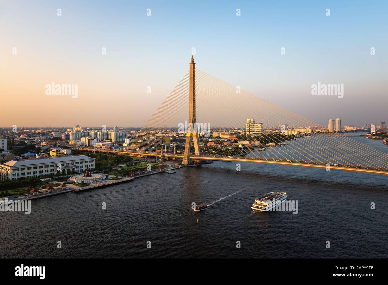 Die Rama-VIII-Brücke ist eine Brücke, die über den Fluss Chao Phraya in Bangkok Thailand verläuft Stockfoto