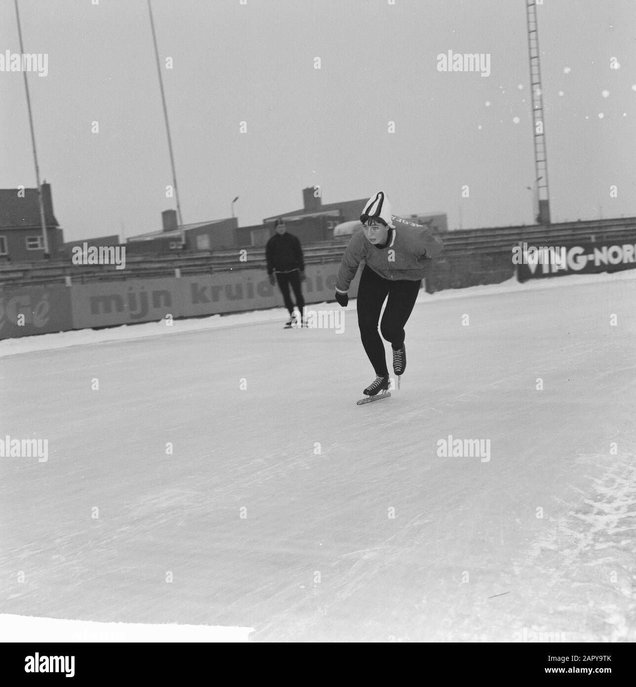 Schulung des niederländischen Kernploeg auf dem Deventer ICE Rink. Tragen Sie Geijssen Datum: 12. Dezember 1963 Ort: Deventer Schlüsselwörter: SCHEATSEN, Sport Personname: Carry Geijssen Stockfoto