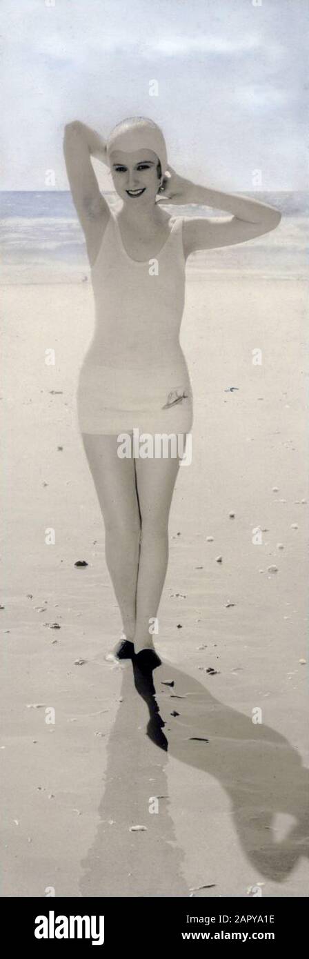 Badeausgabe der Zeitschrift Life, 1932, amerikanische Filmstar Dorothy Jordan am Strand. Das Foto berührte/retuschierte/remalte Badnummer Het Leven 1932, amerikanische Filmstar Dorothy Jordan im Badeanzug am Strand. Schönes Beispiel für eine Retouche [Fotomontage]. 1932. Spaarnestad Foto, Fotonummer SFA005000004; Stockfoto