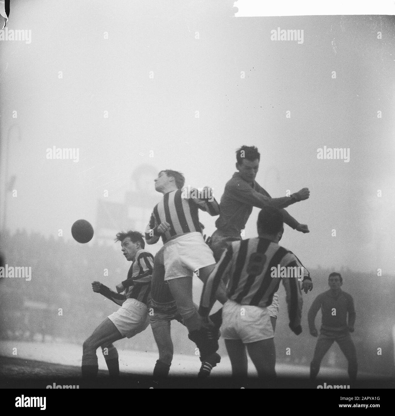 Elinkwijk versus Velox 0-1.De Kleijn (Elinkwijk) zwischen den Velox-Verteidigern Nummer 8 Aarts Datum: 22. Dezember 1963 Schlagwörter: Sport, Name der Fußballeinrichtung: Velox Stockfoto