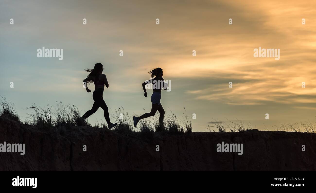 Läufersportler auf der Spur. Frau Fitness Jogging Workout Wellness-Konzept. Stockfoto