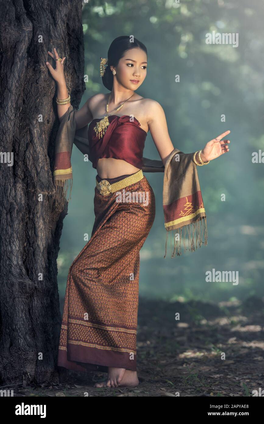 Schöne Thai Girl in der thailändischen traditionellen Kostüm Stockfoto