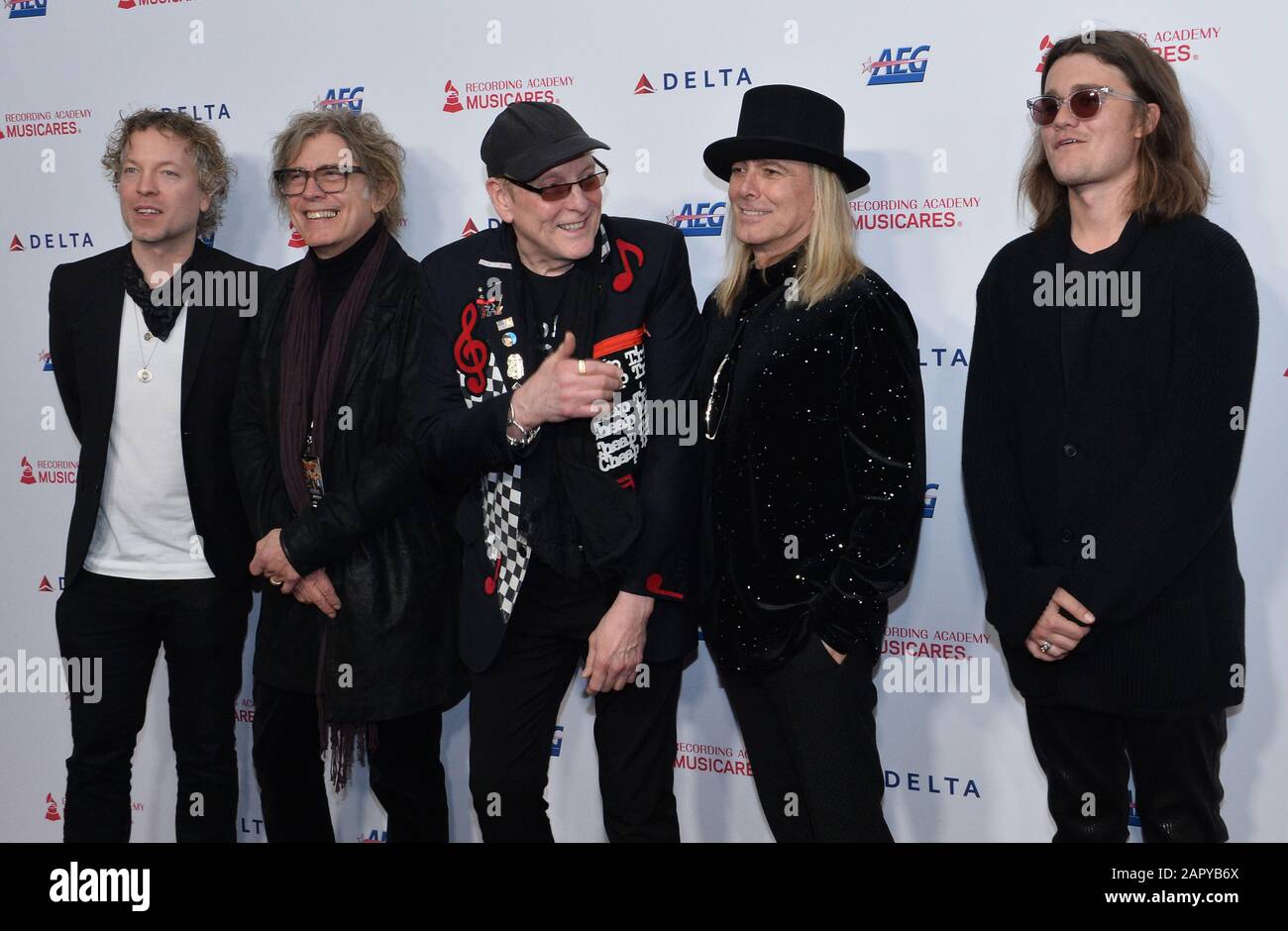 Los Angeles, USA. Januar 2020. (L-R) Daxx Nielsen, Tom Petersson, Rick Nielsen, Robin Zander und Robin Taylor Zander Jr. von der US-Rockband Cheap Trick kommen für die MusiCares Person des Jahres Gala, die Aerosmith am Freitag, 24. Januar 2020 im Los Angeles Convention Center in Los Angeles ehrt. Foto von Jim Ruymen/UPI Credit: UPI/Alamy Live News Stockfoto