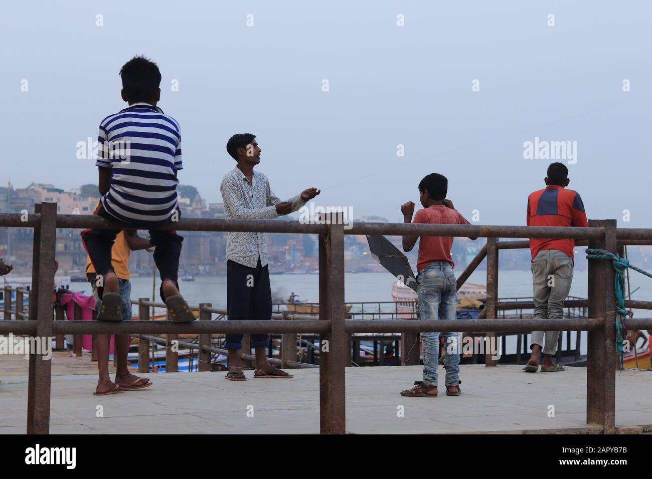 Kinder fliegen Kytes am Ganga River Stockfoto