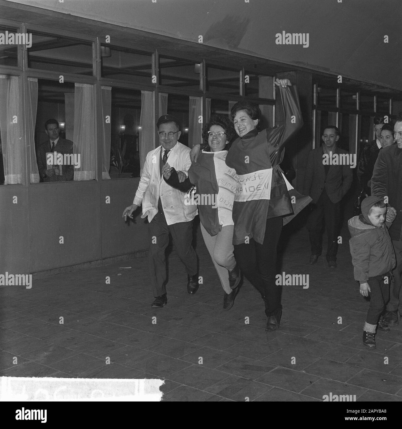 Extrazüge nach Dortmund mit Anhängern hier bei Rotterdam Datum: 2. März 1964 Standort: Dortmund, Rotterdam Schlagwörter: Anhänger, Züge Stockfoto