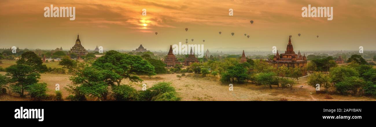 Heißluftballons über Pagoden Field Bagan, Myanmar Stockfoto