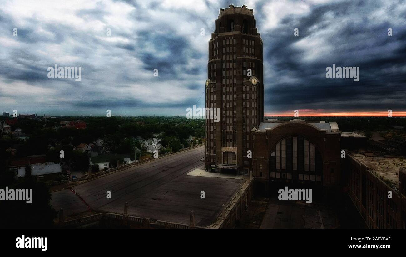 Schöne Aufnahme eines Bahnhofs in Buffalo, New York unter Sturmwolken Stockfoto