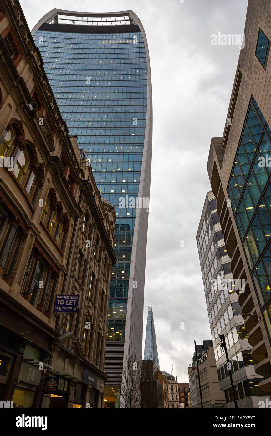 London, Großbritannien - 2. Januar 2020: Der Londoner Wolkenkratzer, bekannt als - Der Walkie-Talkie - im Gegensatz zu dem alten Gebäude. The Shard im Hintergrund Stockfoto