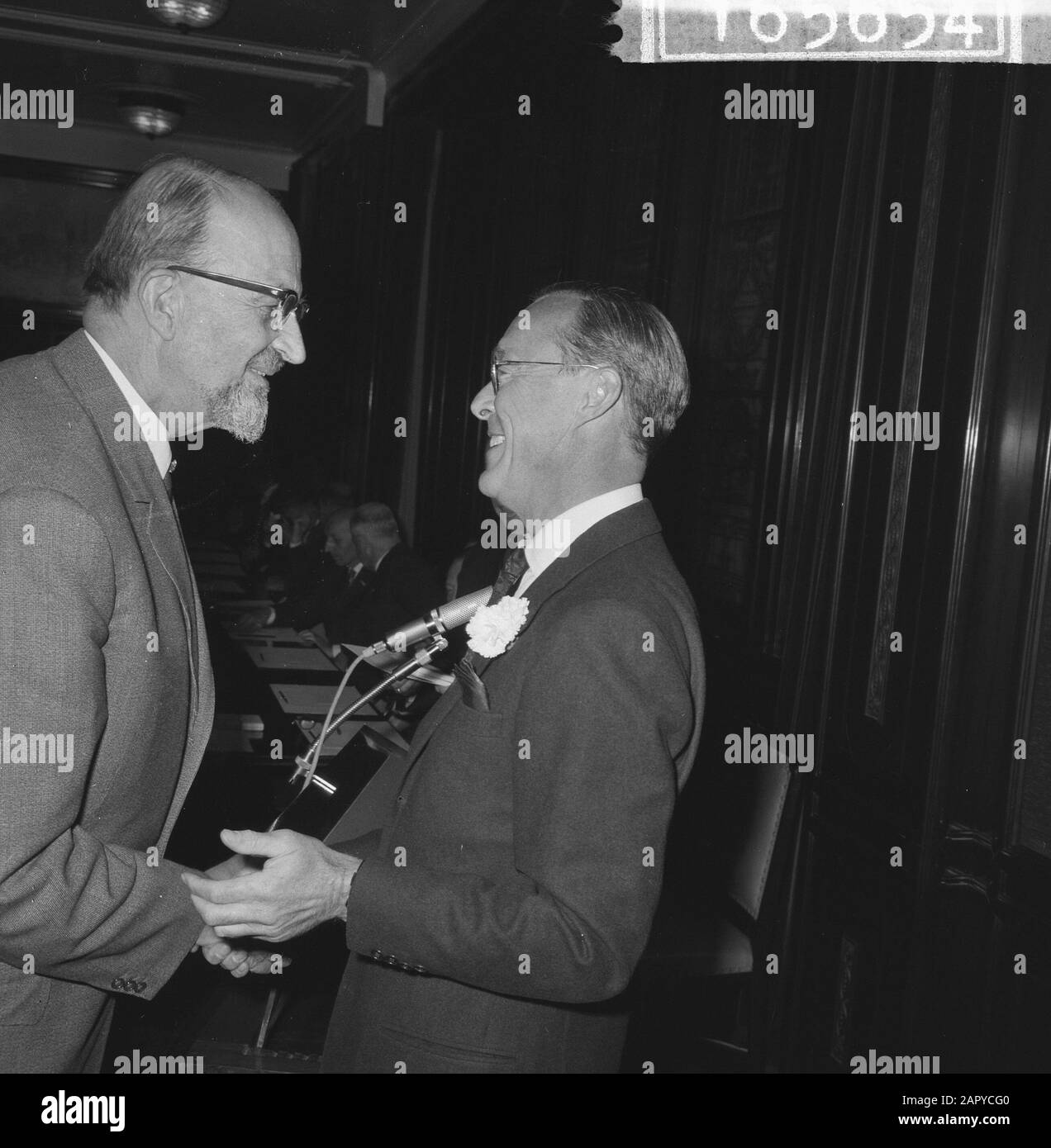 Silver Carnation 1964, v.l. mr. Marinus van der Goes van Naters, Prinz Bernhard Prof. dr. Adriaan Daniel Fokker und M. Benjamin Datum: 22. Juni 1964 Schlagwörter: Auszeichnungen Personenname: Benjamin, M., Bernhard, Fürst Stockfoto