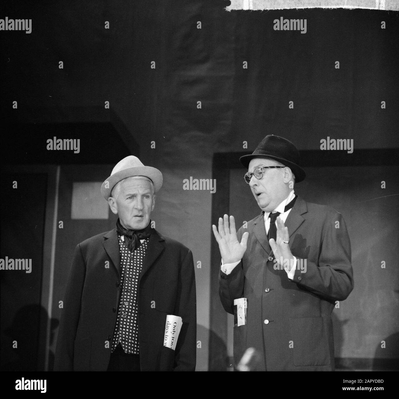 Schlesigkrevue, Willys Walden und Piet Muyselaar in Szene Datum: 10. September 1964 Personenname: Muyselaar, Piet, Walden, Willy-Institution Name: Schleswig-Revue Stockfoto