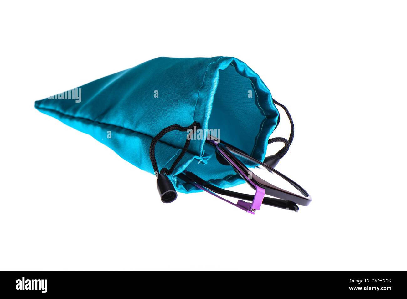 Brille in einem violetten Metallrahmen in einem weichen Etui. Brille und Tasche auf weißem Hintergrund. Stockfoto