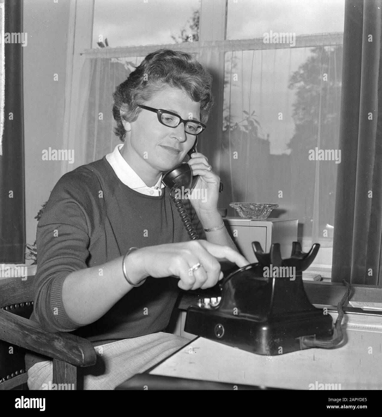 PTT-Funktionärin (Rufsystem PTT), Frau Meijer kann ihren Ehemann jetzt immer erreichen Datum: 17. September 1964 Schlüsselwörter: Phones Institutionenname: PTT Stockfoto