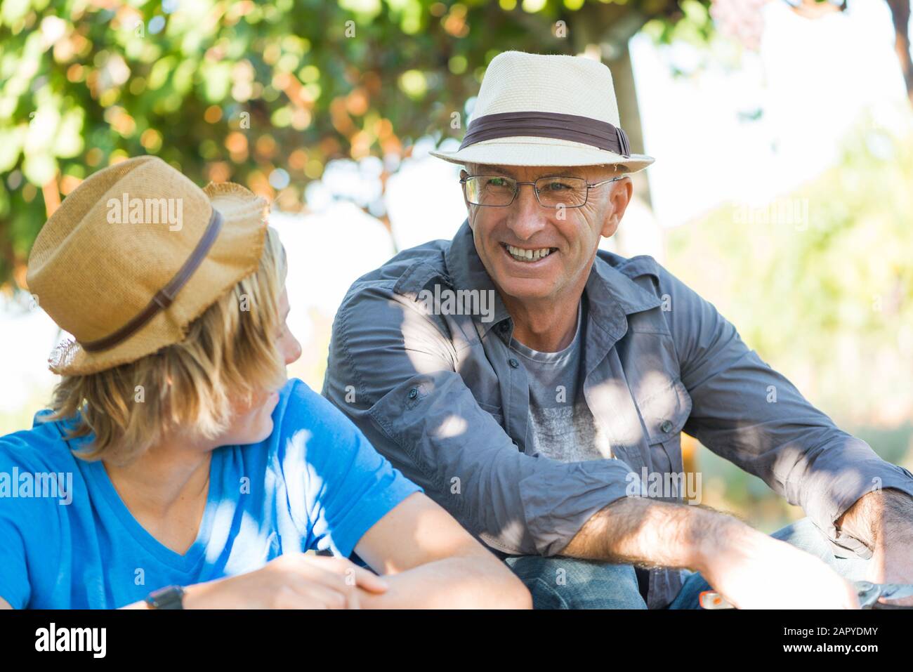 Ältere Menschen teilen ihre Erfahrung mit Guy Stockfoto