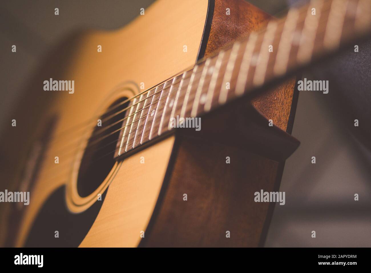 Nahaufnahme eines braunen Gitarreninstruments mit einem verschwommenen Hintergrund Stockfoto