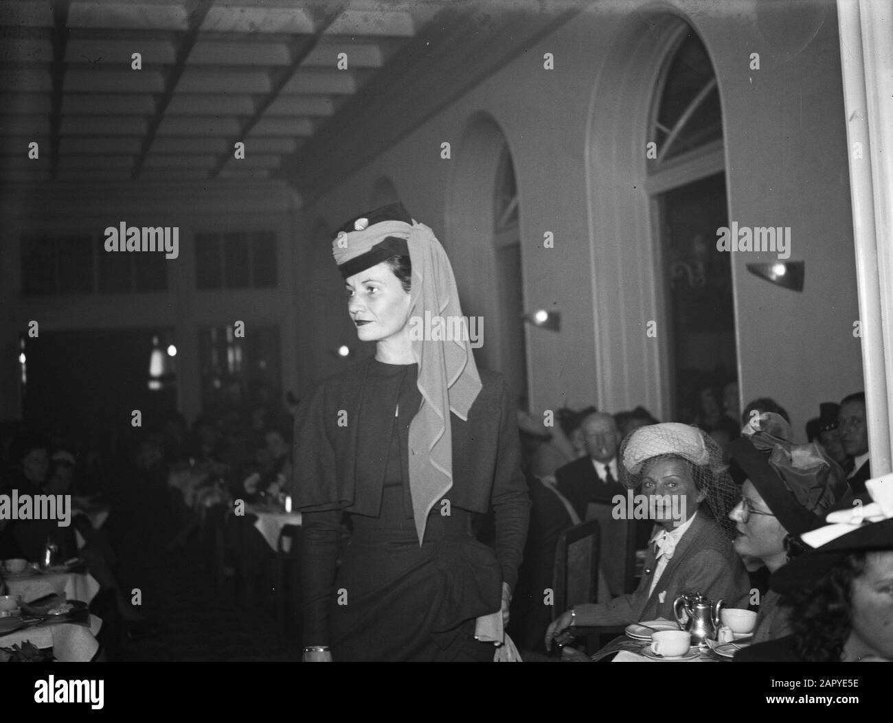 Modenschau Victoriahotel Zuordnung Visor Datum: 14. September 1946 Schlagwörter: Modenschau, Aufgaben Name Der Einrichtung: Victoria Hotel Stockfoto