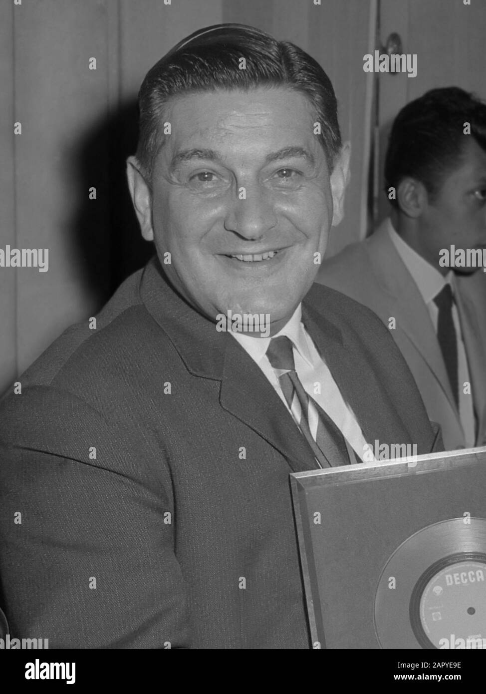 Uitreiking platinaplaat met diamanten aan de Blue Diamonds . Jack Bulterman traf den Guldenplaat 14 Maart 1961 Stockfoto