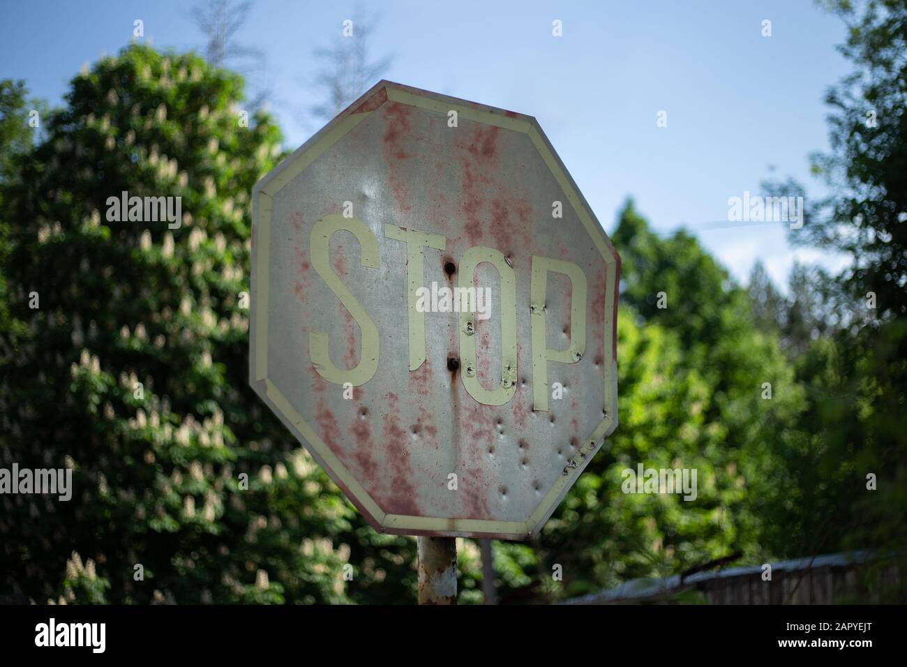 Altes rustiges Stopp-Straßenschild in der Ausschlusszone von Tschornobyl Stockfoto