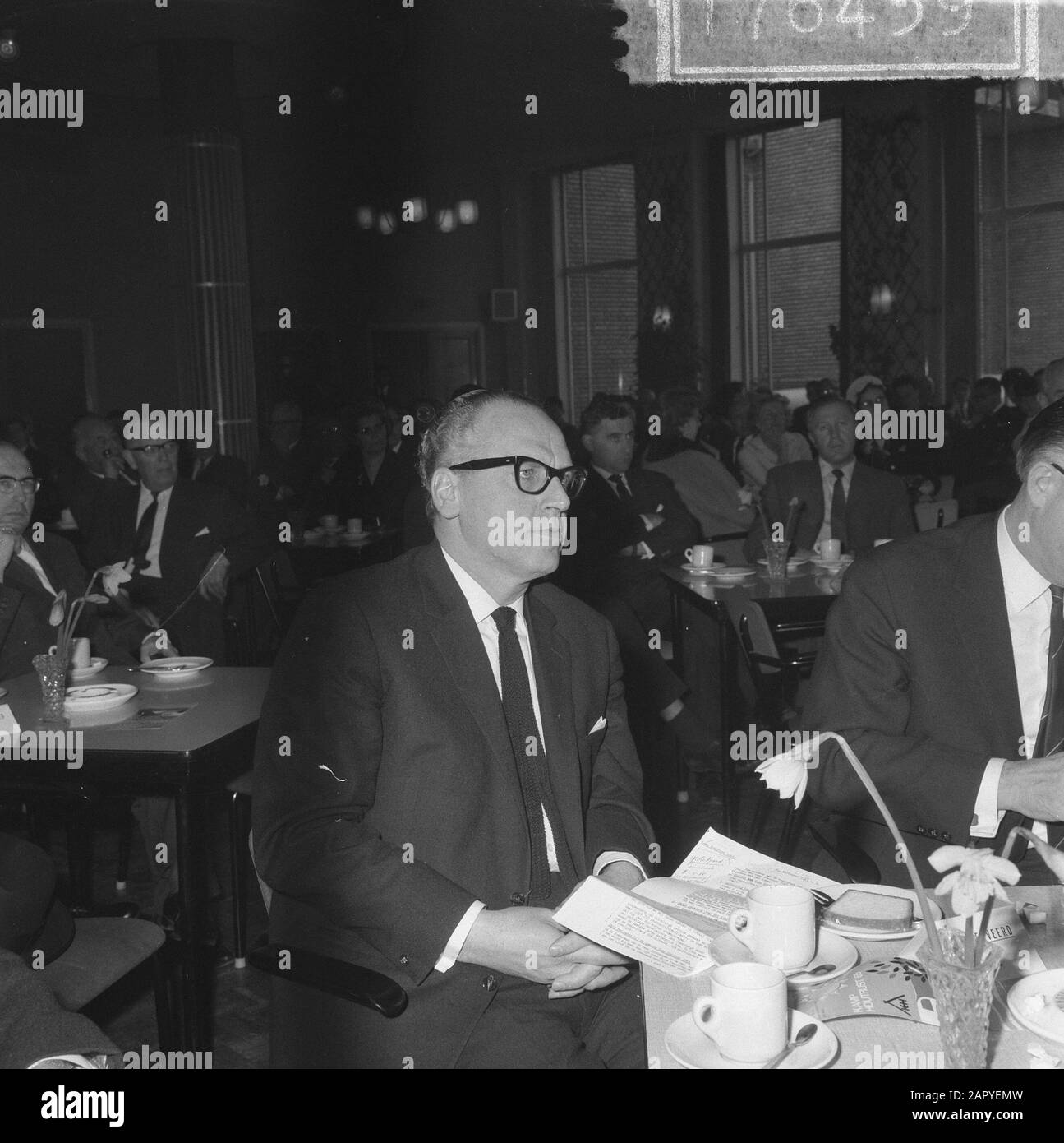 Herr M. Vrolijk (PvdA): Minister für Kultur, Erholung und soziale Arbeit Datum: 12. April 1965 Ort: Den Haag, Zuid-Holland Schlüsselwörter: Minister Personenname: Vrolijk, Maarten Stockfoto