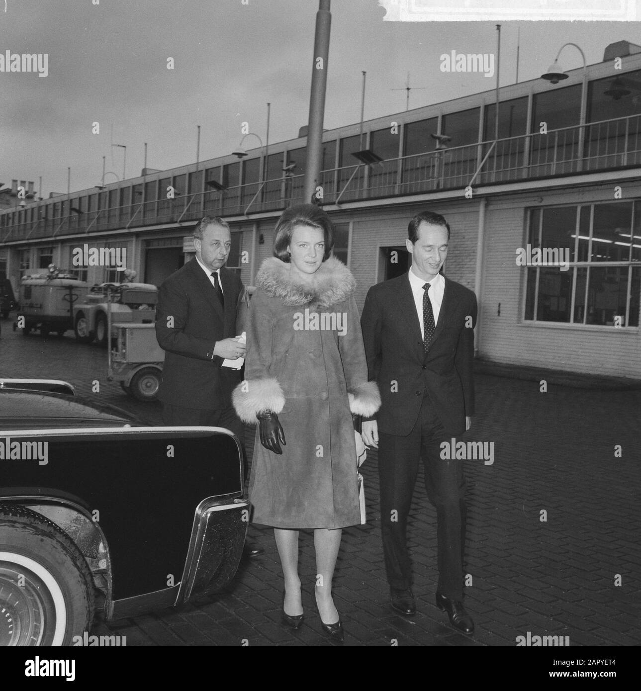 Prinzessin Irene und Prinz Charles zogen von Schiphol nach Madrid, Prinzessin Irene und Prinz Charles zu ihrem Abreisedatum: 14. November 1964 Ort: Noord-Holland, Schiphol Schlüsselwörter: Persönlichen Namen hinterlassen: Charles, Prince of Wales, Irene, Princess Stockfoto