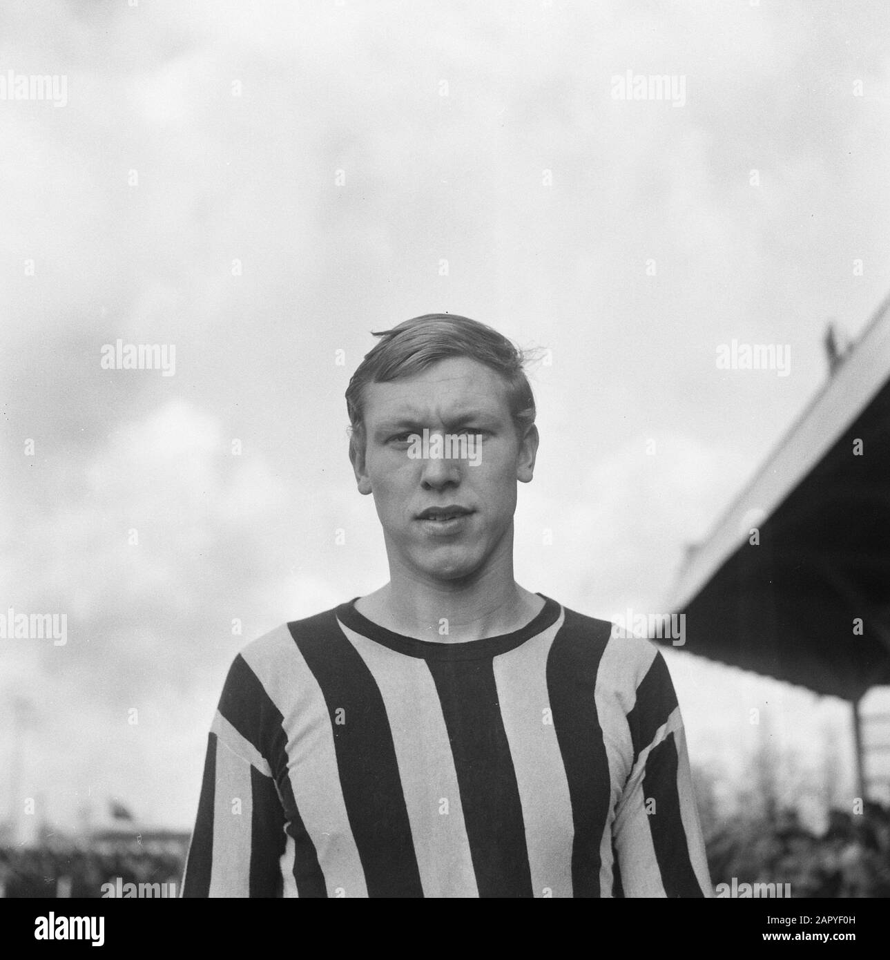 J. van Maurik (Velox) Pop, Midvoor Datum: 17. November 1964 Schlagwörter: Sport, Fußball Personalname: J. van Maurik Institutionenname: Velox Stockfoto