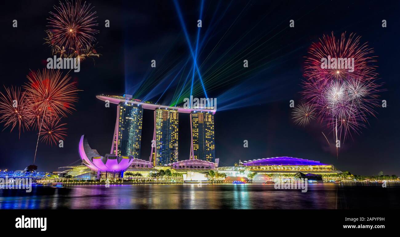Singapur Nationalfeiertag, wunderschönes Feuerwerk in der Marina Bay Stockfoto