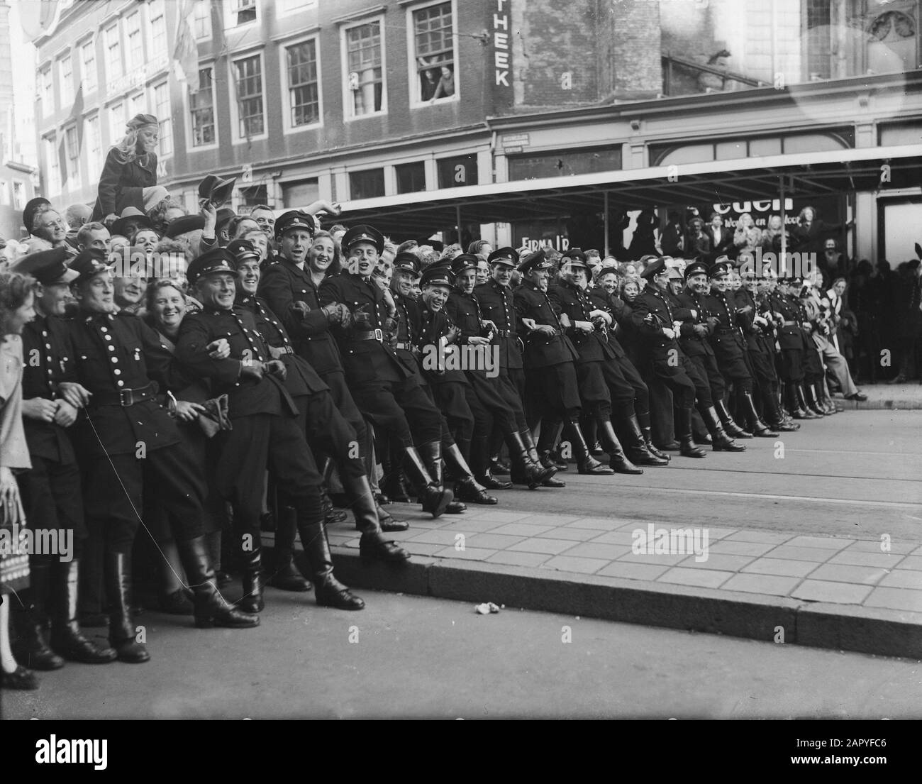 Abdankung Königin Wilhelmina/Einweihung Königin Juliana Einweihung Königin Juliana. Tour mit dem Golden Carriage durch Amsterdam. Polizisten versuchen, die Massen von Menschen zu kontrollieren. Die Polizei hat in der ganzen Ferienwoche viel Arbeit geleistet, mit einer Wendung und einem aufgeräumten Gesicht. Datum: 6. September 1948 Ort: Amsterdam, Noord-Holland Schlüsselwörter: Einweihung, Königshaus, Polizei, Öffentlichkeit, Führungen Stockfoto