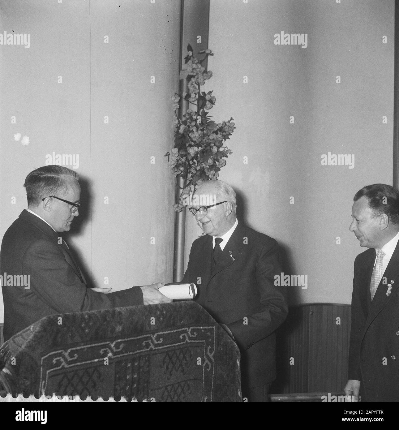 Eröffnung der Woche der Amateurfotografie in Rotterdam Datum: 6. Mai 1958 Ort: Rotterdam, Zuid-Holland Schlüsselwörter: AMATEURPHOTOGRAPHY, Eröffnungen Stockfoto