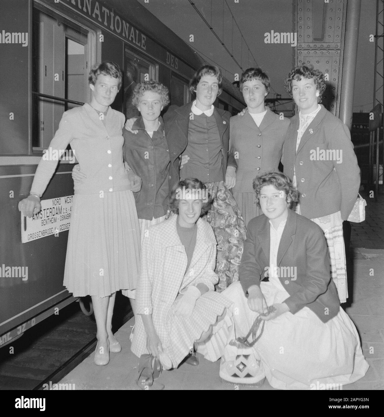 Abfahrt Frauen Leichtathletik Team vom Hauptbahnhof Amsterdam Datum: 13. August 1958 Ort: Amsterdam, Noord-Holland Schlagwörter: Stationen, DEPARTY, Leichtathletik-Teams Stockfoto