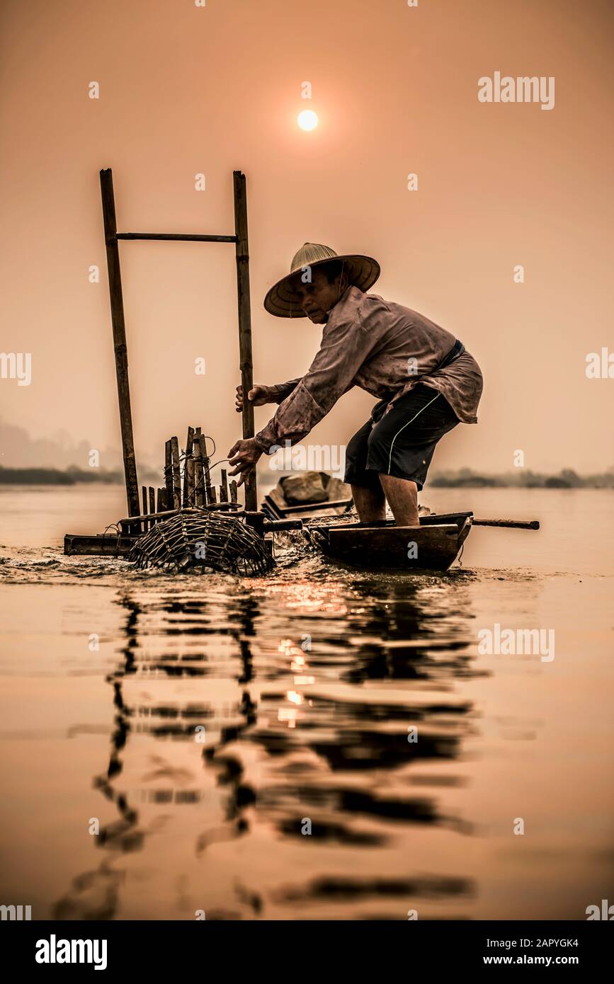 Fischer auf dem Boot, Thailand Stockfoto