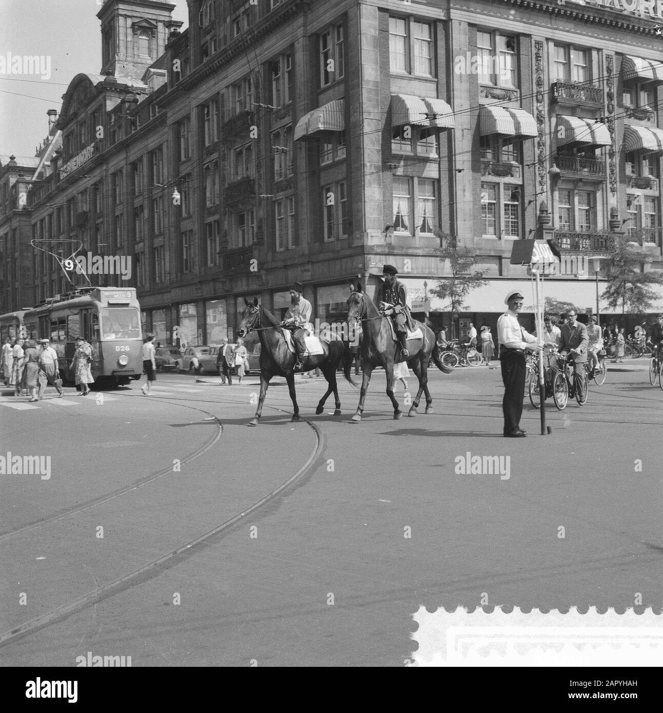 Kuriere des Czaars erkunden die Dam to Dam Race Annotation: Am 27. August 1959 wurde das allererste STAUDAMMRENNEN ausgetragen. Die Veranstaltung war eine Initiative der Gemeinden Amsterdam und Zaandam als spielerischer Protest gegen die fehlende Verbindung zwischen Amsterdam und Zaandam. Sie wollten Druck auf die Regierung ausüben, um den Coentunnel schnell zu realisieren. Die Teilnehmer mussten eine Route von der Zaanse Dam zum Amsterdamer Dam nehmen, auf der alle möglichen Schiffe und Schiffe erlaubt waren. Viele prominente Persönlichkeiten nahmen an dem Rennen Teil, wie Sänger Teddy Scholten, Dichter Simon Vinkenoog und Zeichner Stockfoto