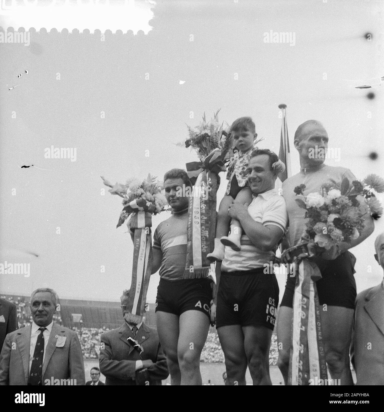 WM-Radsport auf der Strecke im Olympiastadion Amsterdam, v.l.n.r Rousseau (2.), Maspes (1e) und Derksen (3.) Datum: 9. August 1959 Stockfoto