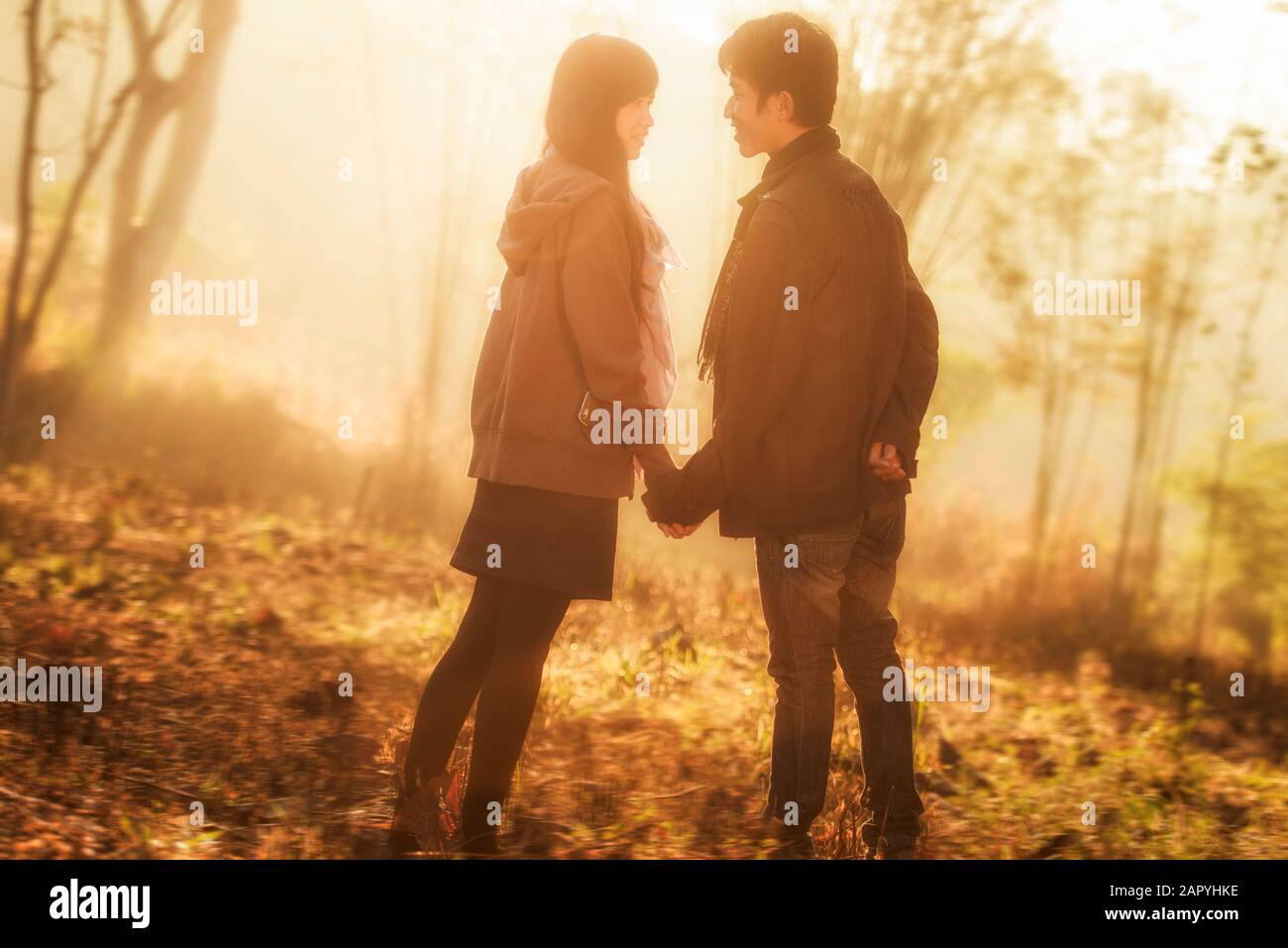 Attraktiven asiatischen Paar Ausgabe Zeit zusammen im Park Stockfoto