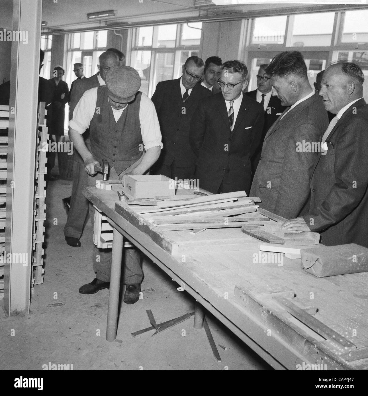 Eröffnung des Workshops für Behinderte am Goes Datum: 13. Juni 1960 Ort: Goes Schlüsselwörter: Öffnungen, Behinderte, Werkstätten Stockfoto