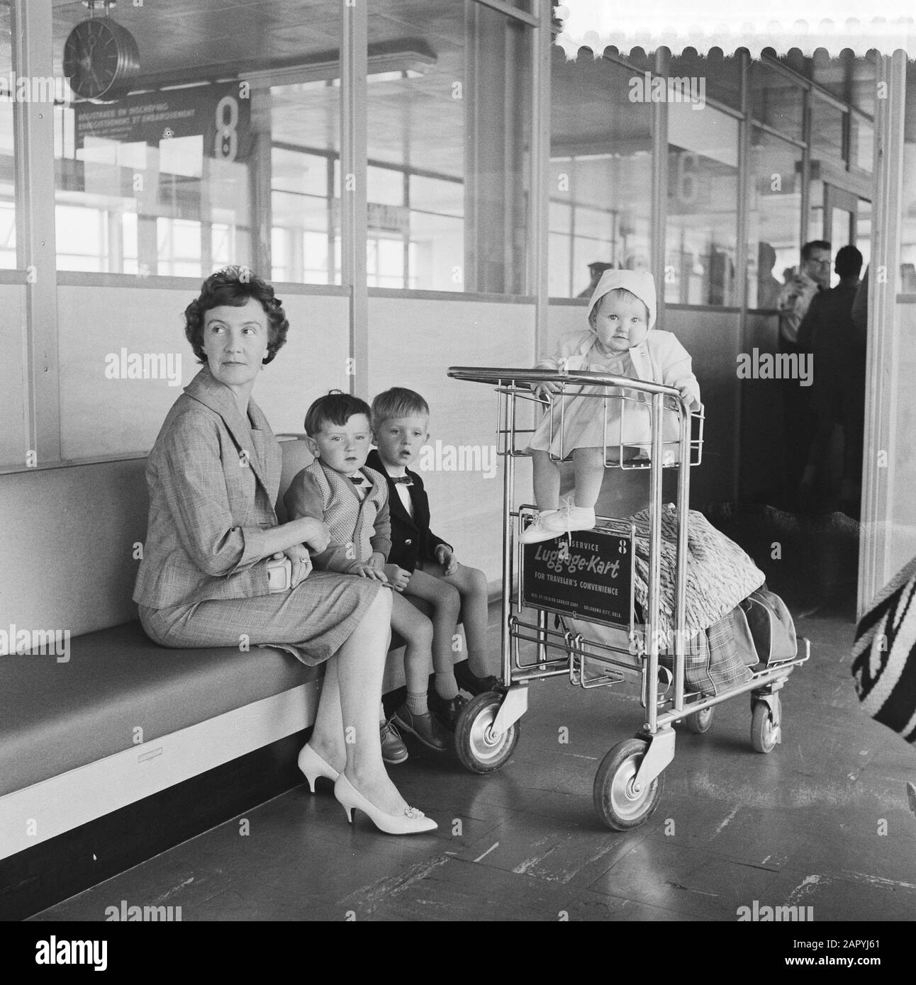Evakuierung aus Belgisch-Kongo am Brüsseler Flughafen Zavente Datum: 20. Juni 1960 Standort: Brüssel, Kongo, Zaventem Schlüsselwörter: Evakuierungen, Flughäfen Stockfoto
