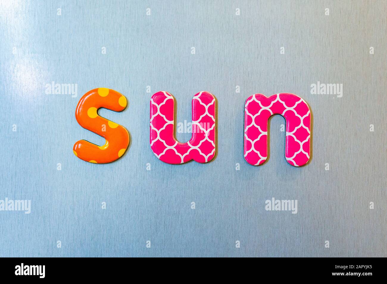 Nahaufnahme von bunten Wörtern Schreibweise Sonne Stockfoto