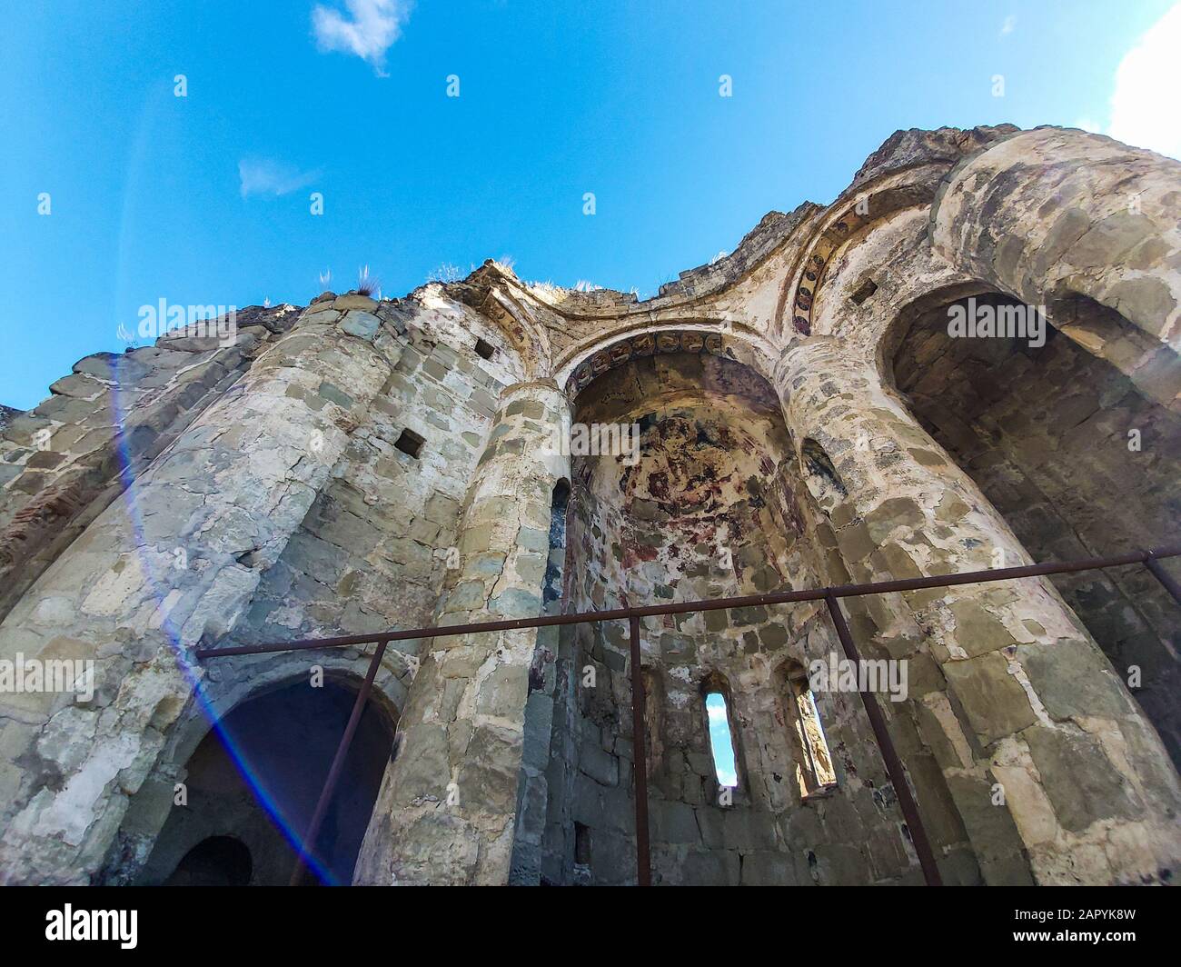 Berühmte Ruinen der Kathedrale von Ninotsminda und Kloster in Kakheti, Georgia Stockfoto