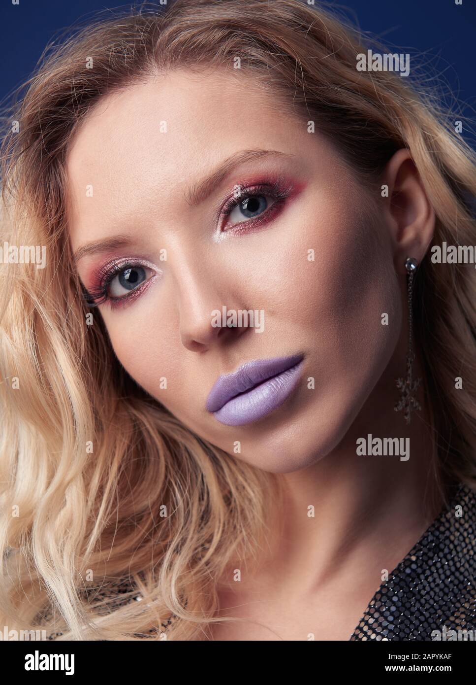 Studio von charmanter junger Frau. Nahaufnahme des schönen Mädchens mit violetten Lippen (lilakisch) Stockfoto