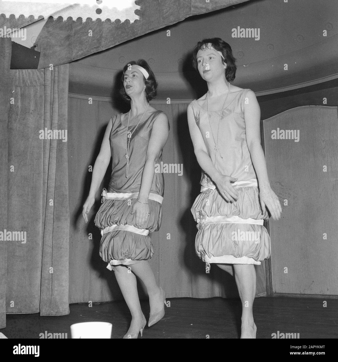 TV Leidseplincabaret Alles verrückte Zuschauen, links Hans Toussaint und rechts Marjan Berk in der Nummer Publicity Sisters Datum: 15. Dezember 1959 Ort: Amsterdam, Noord-Holland Schlüsselwörter: Kabarett, Kabarett, Fernsehen persönlicher Name: Berk, Marjan, Toussaint, Hans Stockfoto