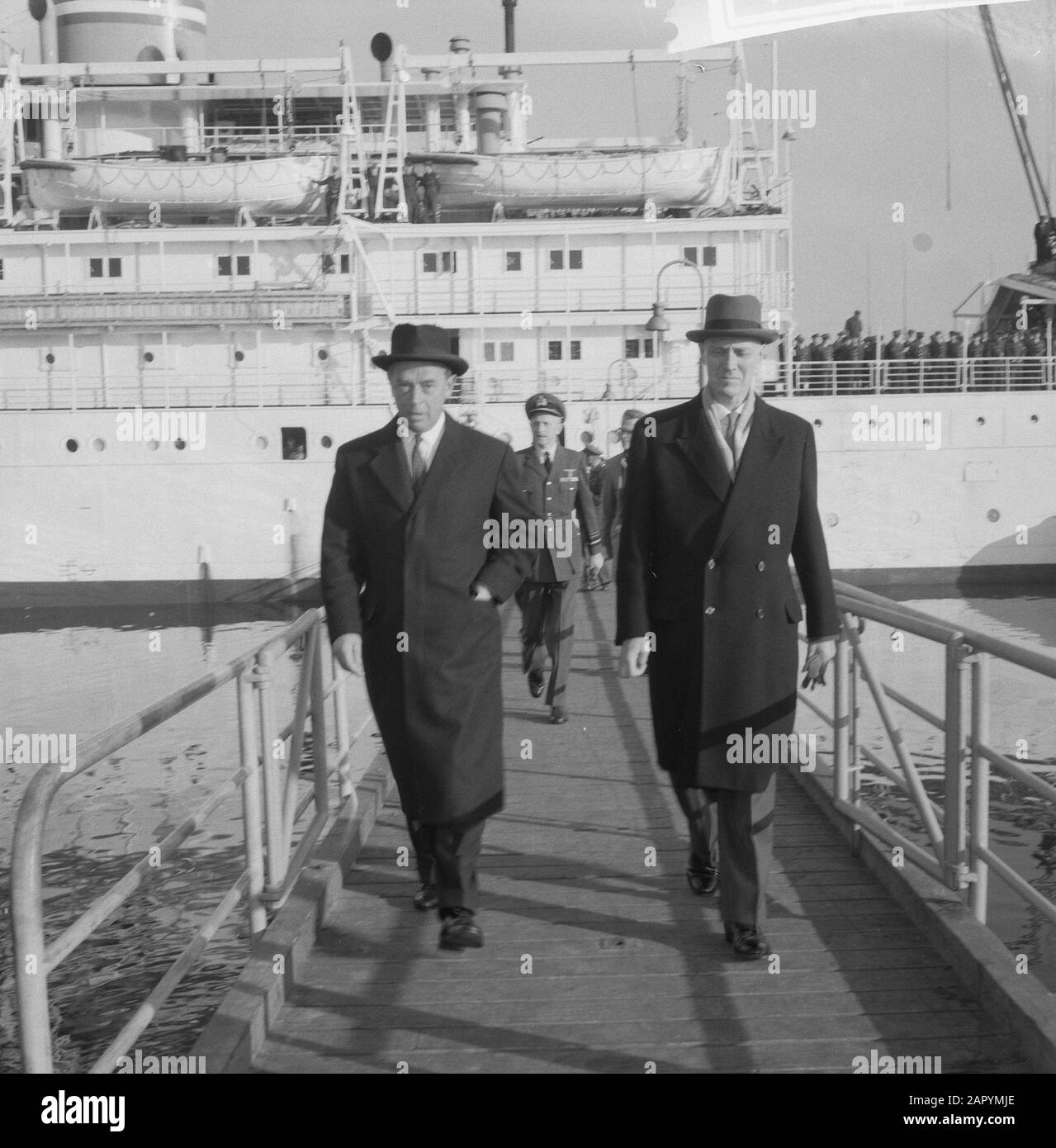 Abfahrt Frau Circle mit Luftpowerdet. To Brake, Staatssekretär Kranenburg (r) und Minister Visser (l) verlassen das Schiff Datum: 28. September 1960 Schlüsselwörter: Staatssekretäre, Schiffe, ausscheidender persönlicher Name: Fischer, SIM-Name: MS Seal Stockfoto