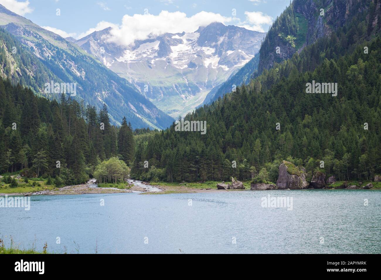 Der "Stillup"-See in den Zillertaller Alpen in der österreichischen Republik. Gletscher im Hintergrund. Stockfoto