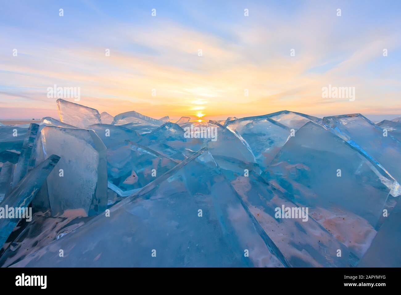 Morgenlandschaft blaue transparente Hummatten im Morgengrauen, Baikalsee Russland Sibirien. Stockfoto