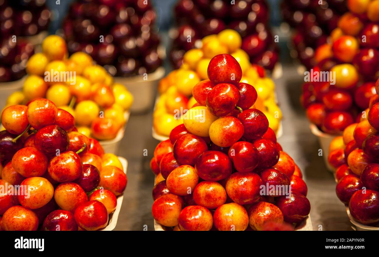 Beeren und Früchte auf einem öffentlichen Markt in Vancouver, Kanada Stockfoto
