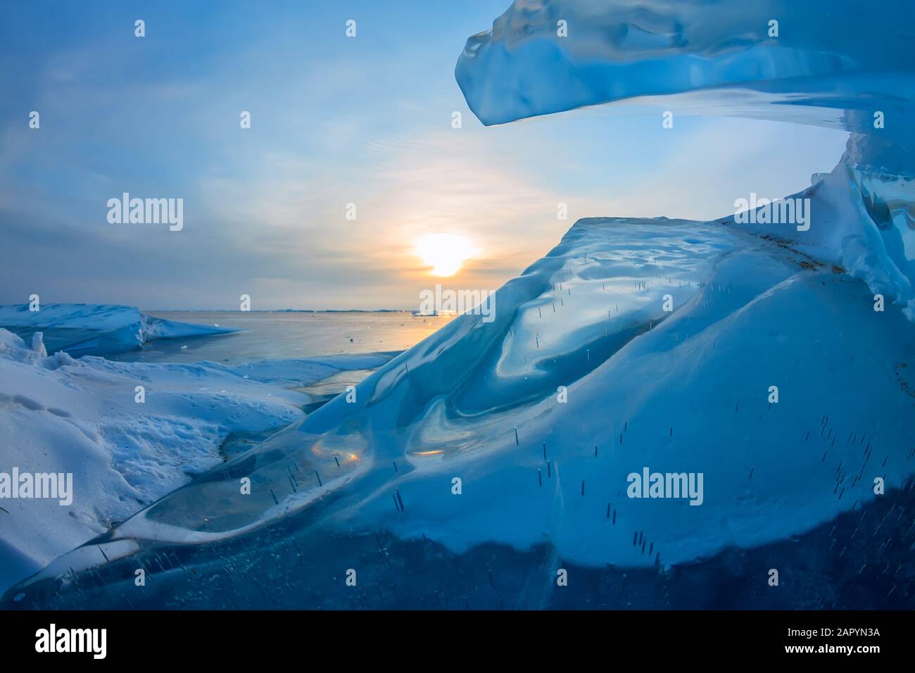 Morgenlandschaft blaue transparente Hummatten im Morgengrauen, Baikalsee Russland Sibirien. Stockfoto