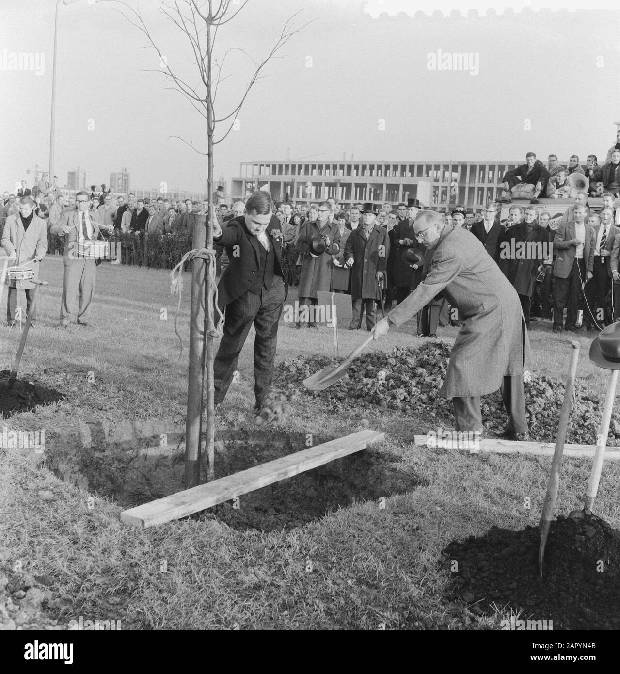 Pflanzen der Freiheit Baum von Studenten in Delft Datum: 15. Oktober 1960 Ort: Delft, Zuid-Holland Schlüsselwörter: Pflanzen, STUDENTEN Stockfoto