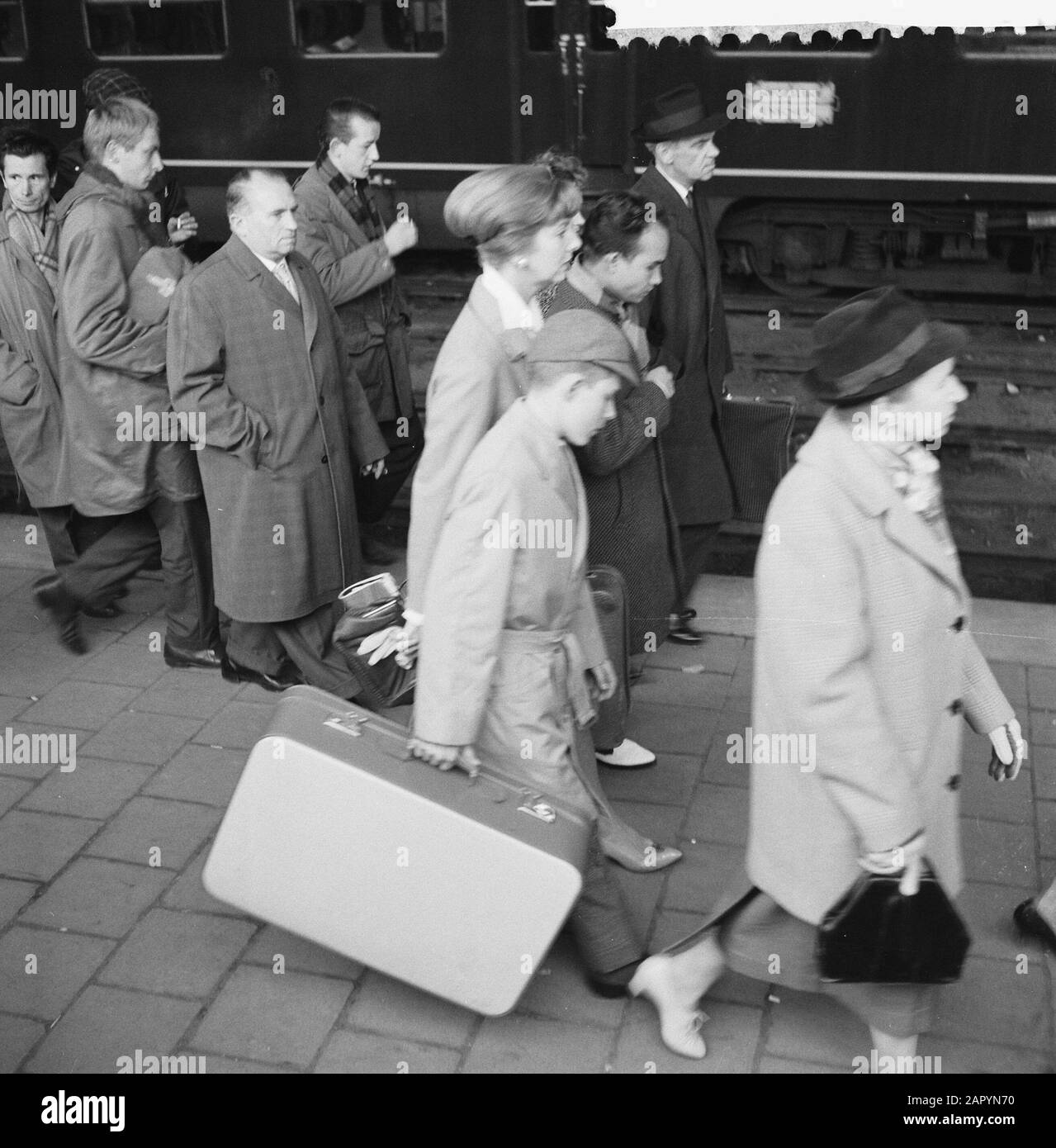 Letzte Dreharbeiten zu Het Mes am Bahnhof Staatsspoor in Den Haag Anmerkung: Het Mes, Film von Fons Rademakers, mit Reitze van der Linden als Thomas (der Junge, der mit Koffer aus dem Zug kommt, neben ihm Ellen Vogel, die seine Mutter spielt) Datum: 19. Oktober 1960 Ort: Den Haag, Zuid-Holland Schlagwörter: Filmaufnahmen, Filme, Stationen Personenname: Linden, Reitze van der, Vogel, Ellen Institutionname: Staatsspoor Stockfoto