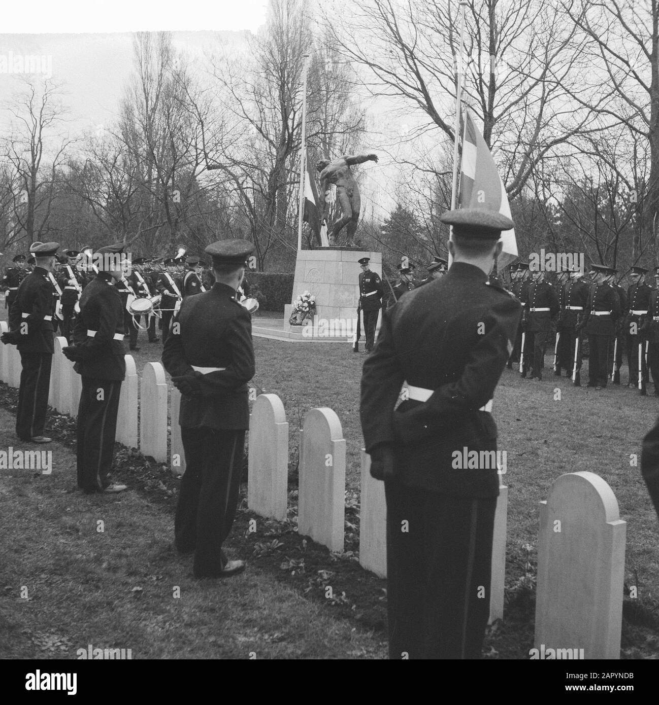 Marines in Rotterdam gedenken Mai 1940 Datum: 10. Dezember 1960 Ort: Rotterdam, Zuid-Holland Schlüsselwörter: Mariners, Gedenkfeiern Stockfoto